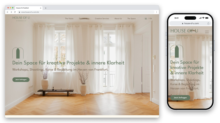 Moderne Webseite von House of U mit einem hellen, großzügigen Raum mit Parkettboden und großen Fenstern, der kreative Projekte in Frankfurt fördert.